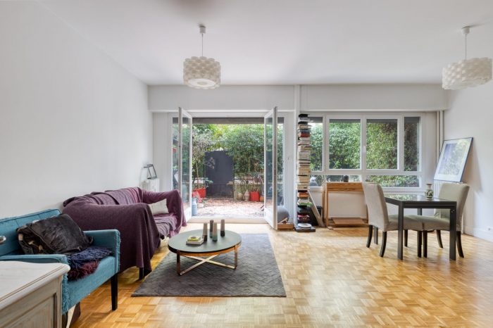 Salon ouvert sur jardin — autre angle