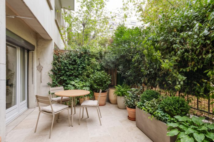Jardin privatif aménagé avec table et chaises