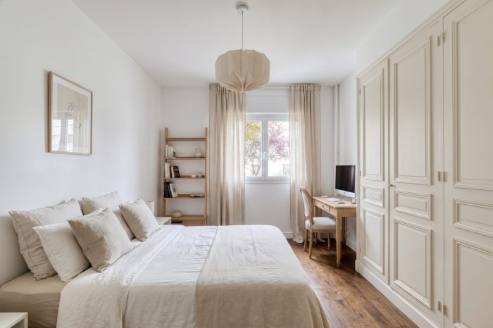 Chambre avec lit double et dressing