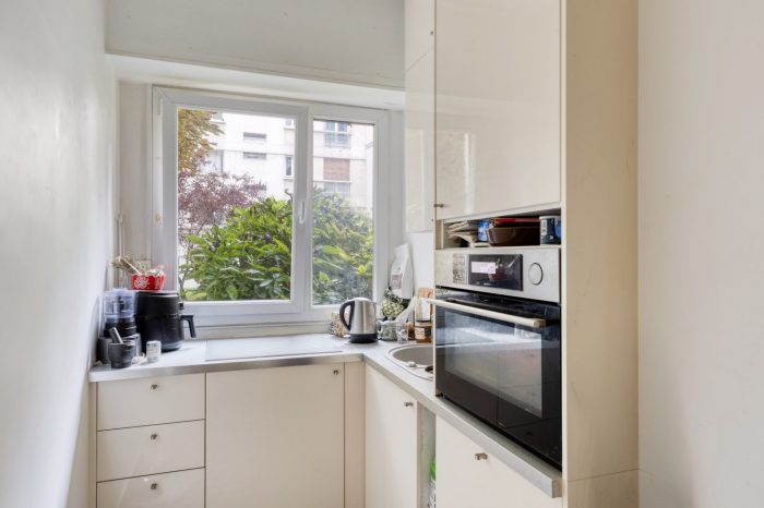 Cuisine équipée avec vue jardin