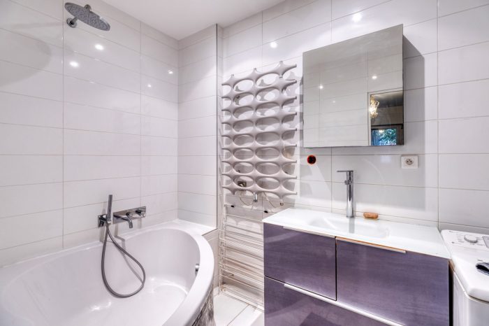 Salle de bain avec baignoire