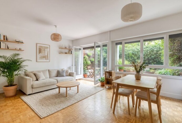 Salon lumineux ouvert sur le jardin privatif — Paris 16, rue de la Faisanderie