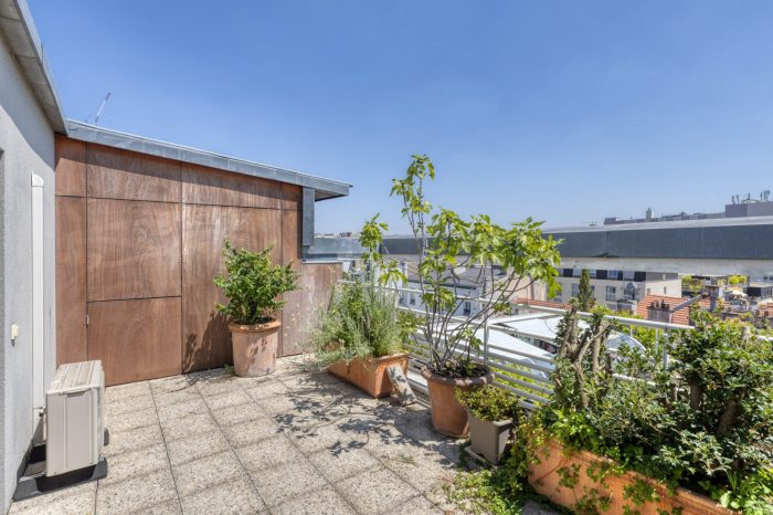 Terrasse haute avec cabanon bois