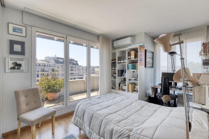 Chambre avec bureau