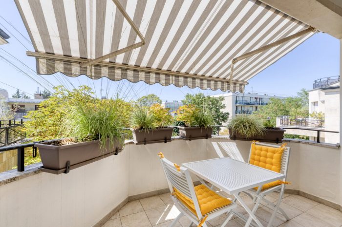Terrasse ensoleillée avec store banne — Le Perreux-sur-Marne
